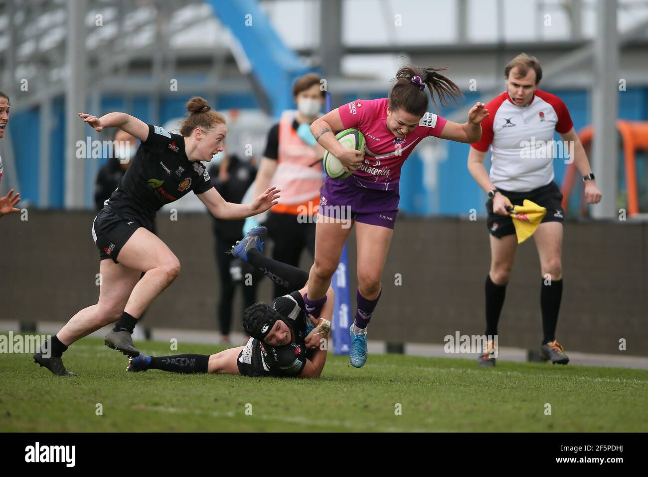 Exeter, Großbritannien. März 2021, 27th. Tackle während des Spiels der Allianz Premier 15 zwischen Exeter Chiefs und Loughborough Lightning im Sandy Park in Exeter, England Credit: SPP Sport Press Foto. /Alamy Live Nachrichten Stockfoto