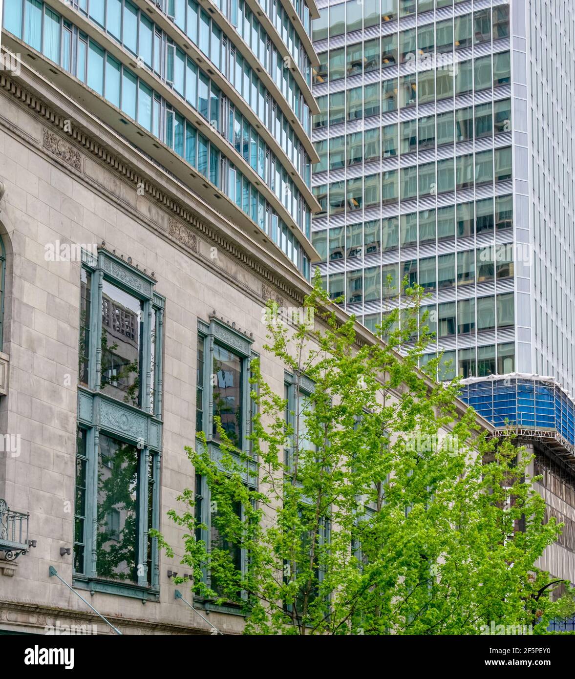 Historische und moderne Gebäude Fassaden in der Innenstadt von Vancouver, Kanada Stockfoto