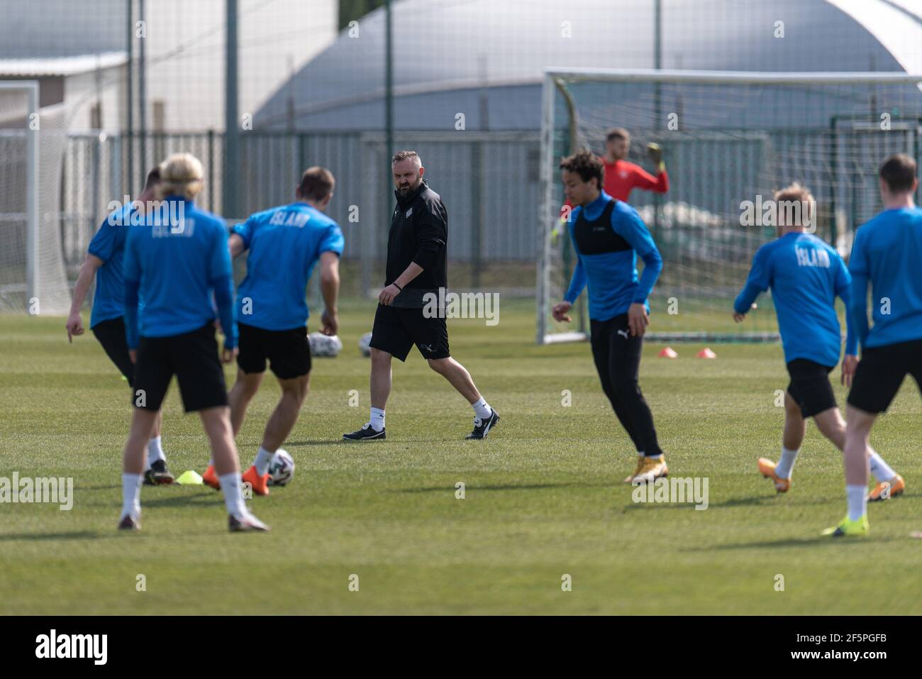 Gyor, Ungarn. März 2021, 27th. Cheftrainer David Snorri Jonasson aus Island bei einer Trainingseinheit im ETO Park Stadion in Gyor während der UEFA EURO U-21 Meisterschaft. (Foto Kredit: Gonzales Foto/Alamy Live News Stockfoto