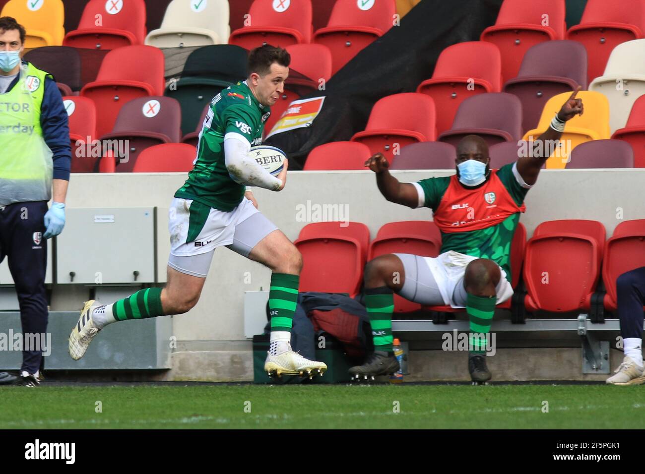 Brentford, England. 27. März 2021. Tom Parton von London Irish während des Spiels der Gallagher Premiership zwischen London Irish und Bath im Brentford Community Stadium. Kredit: Richard Perriman/Alamy Live Nachrichten Stockfoto