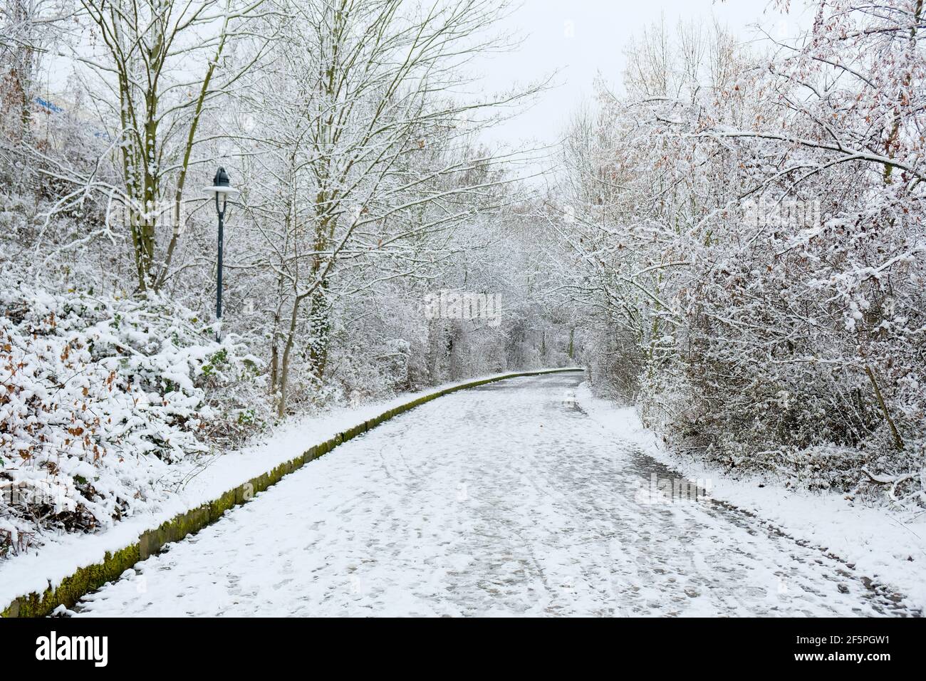 Eine wunderschöne verschneite Straße im Winter mit viel Schnee Stockfoto