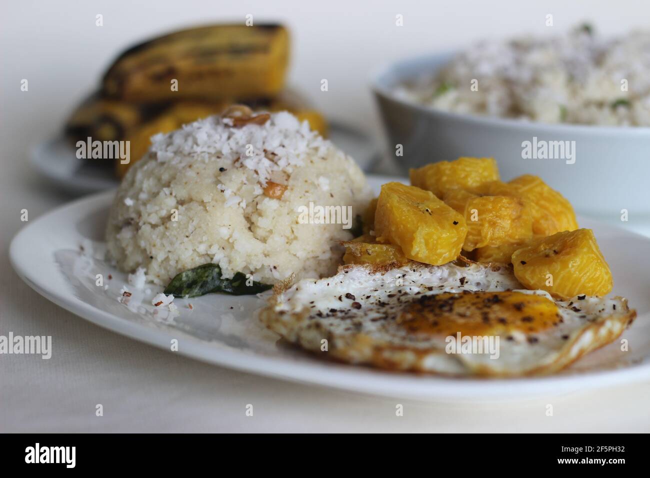 UPMA oder Uppuma ist ein gemeinsames südindisches und Sri Lanka tamilisches Frühstücksgericht, gekocht als dickes Haferflocken aus trockenem gebratenem Grieß oder grobem Reismehl Stockfoto