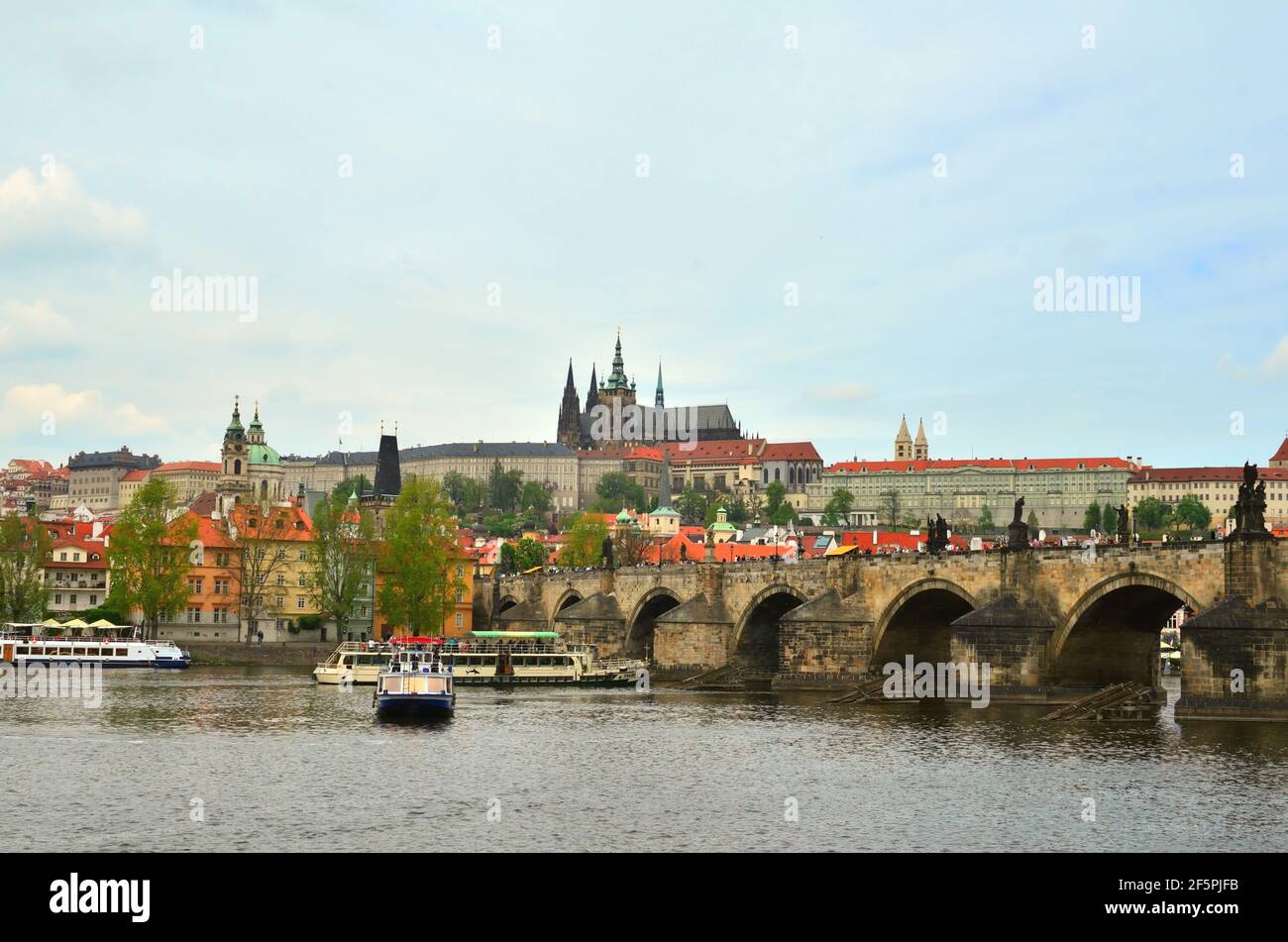 Historische Karlsbrücke und Stadtburg in Prag, Tschechien Stockfoto