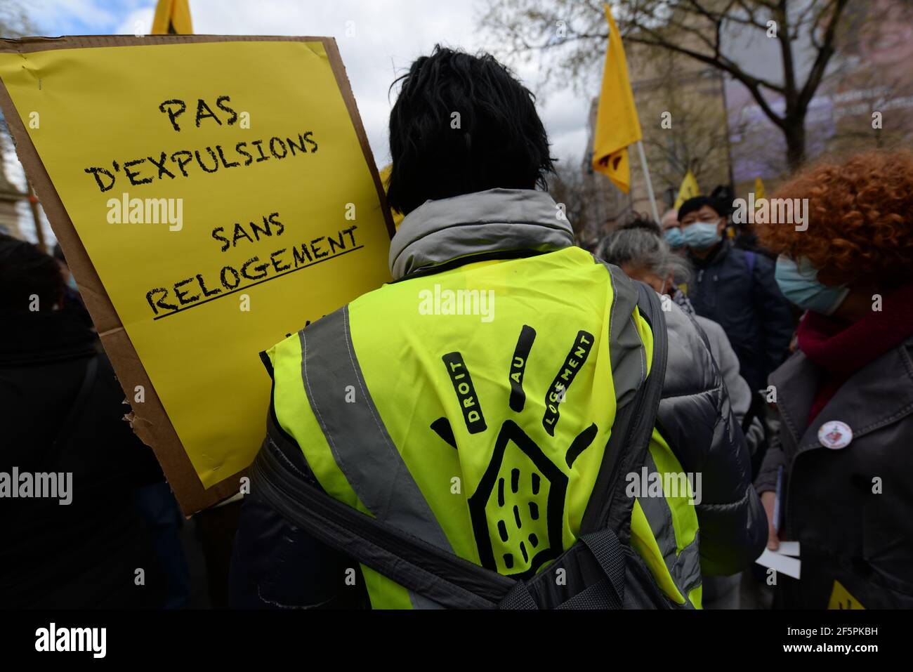 Im Rahmen des europäischen Wohnungstages haben rund 40 Organisationen zu einer Demonstration in Paris aufgerufen. JB Eyraud von DAL vor. Stockfoto