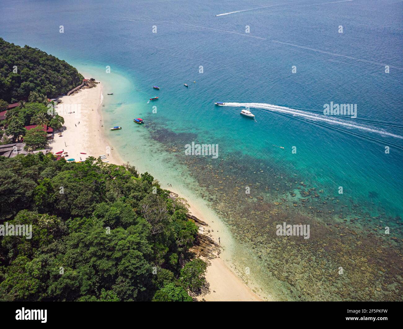 Atemberaubende Luftaufnahme in Pulau Kapas, Terengganu, Malaysia. Die Landschaft mit Blick auf das Südchinesische Meer. Stockfoto