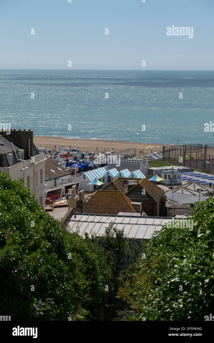 Staycation Idee. Erhöhter Blick auf den Hastings Stade Beach, mit Blick auf den Ärmelkanal. Hastings, East Sussex, England, Großbritannien. Stockfoto