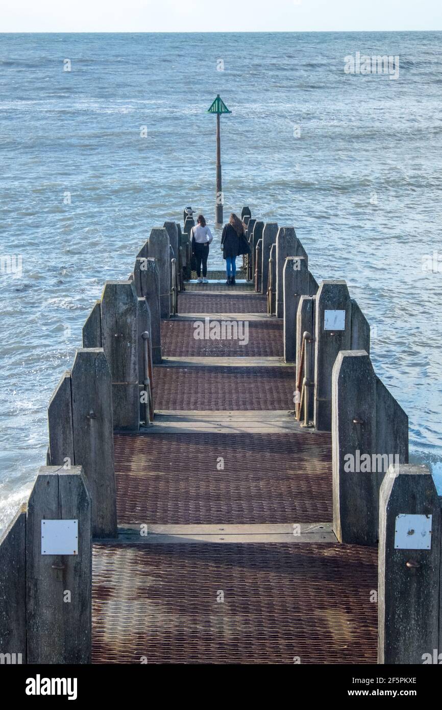 Bild aufgenommen am Freitag, 27th 2021. März, dem letzten Tag der Sperre. Vom 27th. März 2021 Welsh Einwohner wurden erlaubt / erlaubt, überall in Wales als Aufenthalt Local reisen, und vor diesem Aufenthalt zu Hause Regeln wurden verschrottet. Nach draußen, im Freien, wurde als eine gute Möglichkeit zur Verbesserung der psychischen Gesundheit während Lockdown gesehen. Irische See, Wasser, Aberystwyth, Cardigan Bay, Student, Universität, Küste, Küste, Stadt, in,Ceredigion, Großbritannien, West, Wales, Mid, Großbritannien, Großbritannien, Großbritannien, Großbritannien, Großbritannien Stockfoto