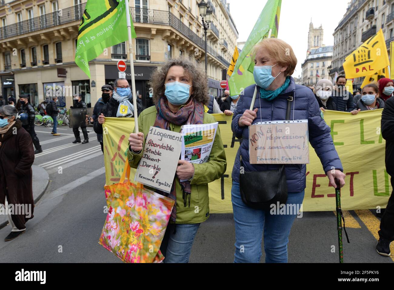 Im Rahmen des europäischen Wohnungstages haben rund 40 Organisationen zu einer Demonstration in Paris aufgerufen. JB Eyraud von DAL vor. Stockfoto