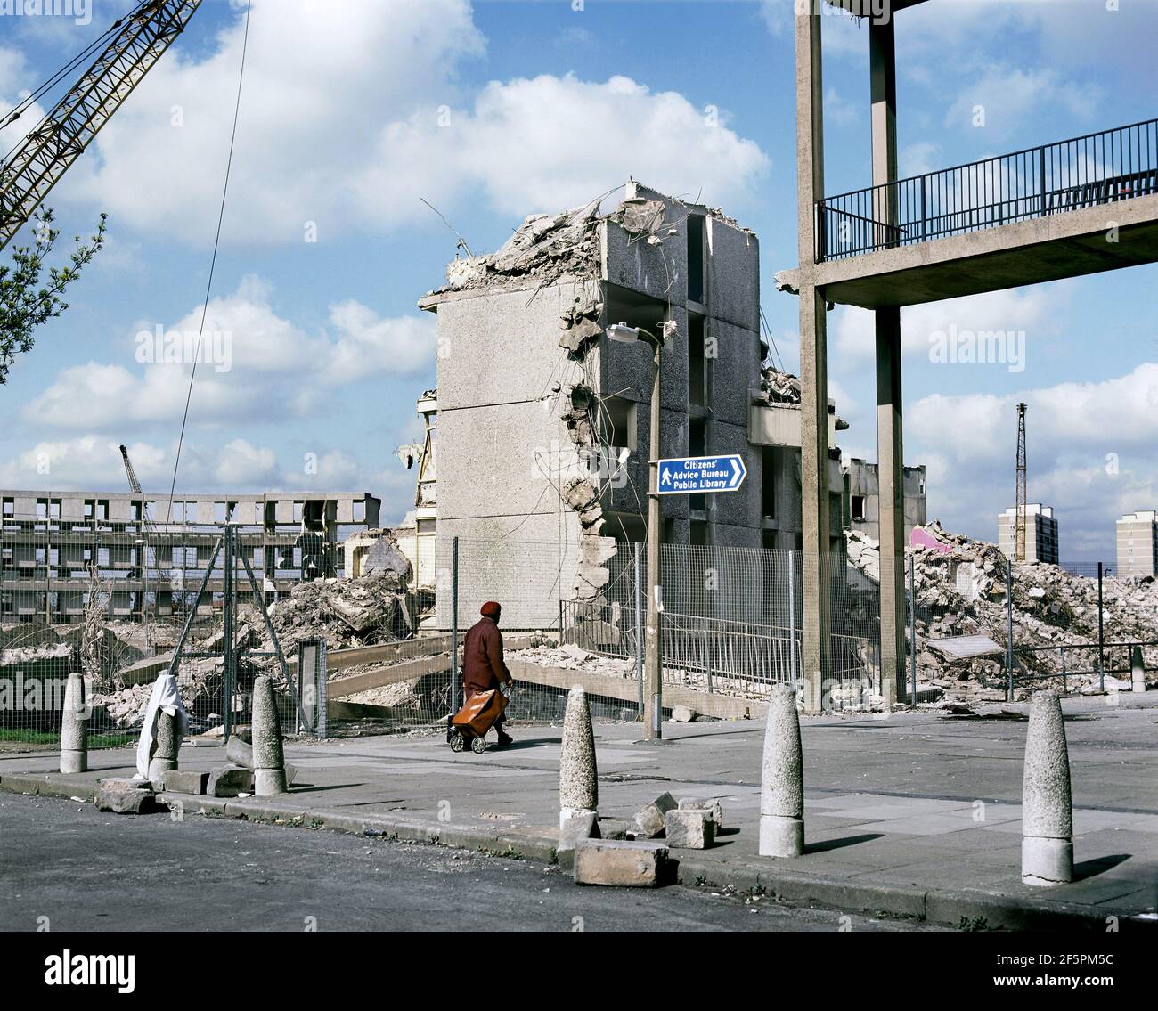Zerstörung der berüchtigten Hulme-Halbmonde, Manchester, 1995. Die Überreste eines Terrassenzugangs befinden sich auf der rechten Seite. Stockfoto