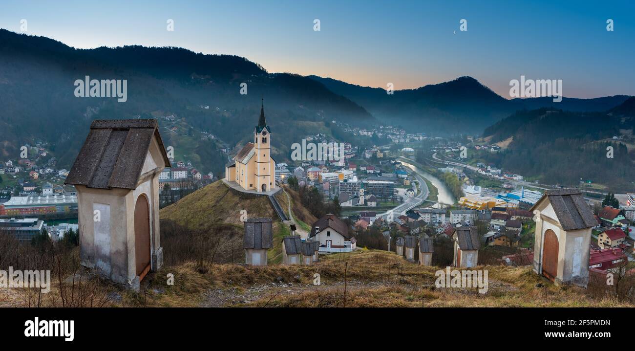 Kirche des heiligen Antonius mit Kalvarienberg, Idrija, Slowenien Stockfoto