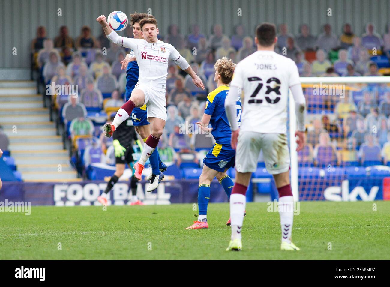 LONDON, GROSSBRITANNIEN. MÄRZ 27th Spieler kämpfen während des Sky Bet League 1-Spiels zwischen AFC Wimbledon und Northampton Town in der Plough Lane, Wimbledon am Samstag, 27th. März 2021, um den Ball. (Quelle: Federico Maranesi) Quelle: MI News & Sport /Alamy Live News Stockfoto