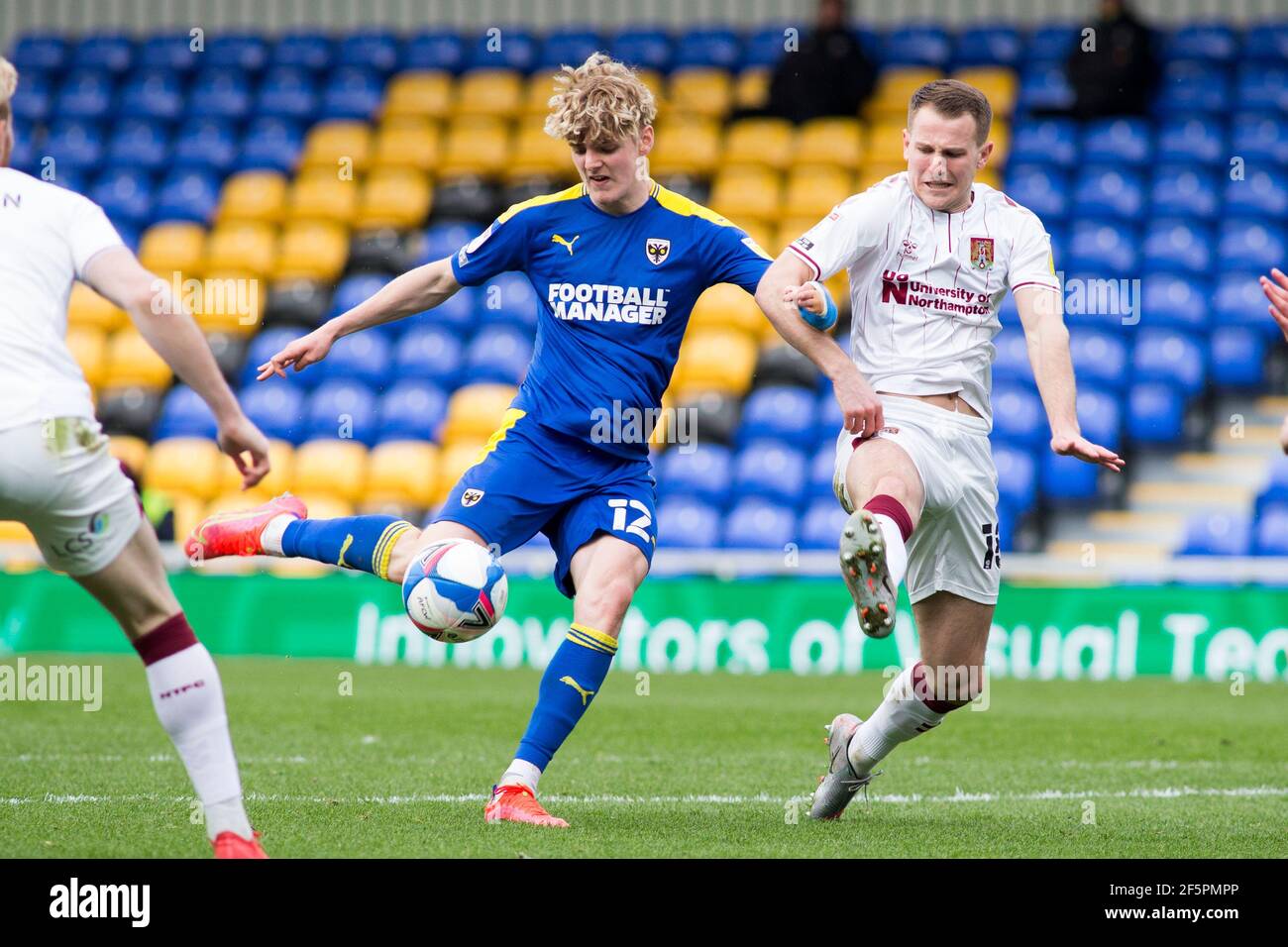 LONDON, GROSSBRITANNIEN. MÄRZ 27th Jack Rudoni von AFC Wimbledon kontrolliert den Ball während des Sky Bet League 1-Spiels zwischen AFC Wimbledon und Northampton Town in der Plough Lane, Wimbledon am Samstag, 27th. März 2021. (Quelle: Federico Maranesi) Quelle: MI News & Sport /Alamy Live News Stockfoto