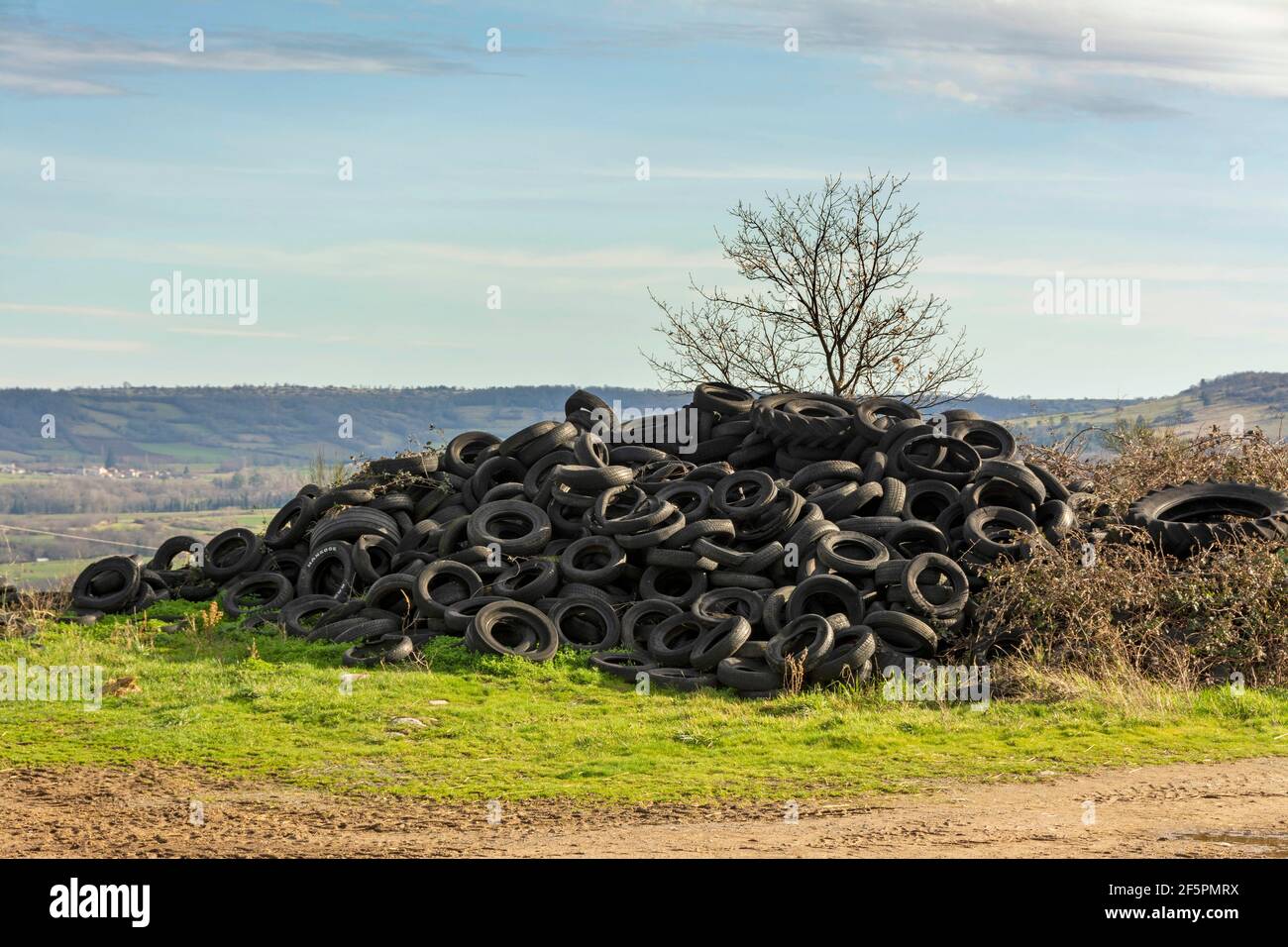 Alte Reifen auf einem Silagehaufen, Auvergne-Rhones-Alpes, Frankreich Stockfoto