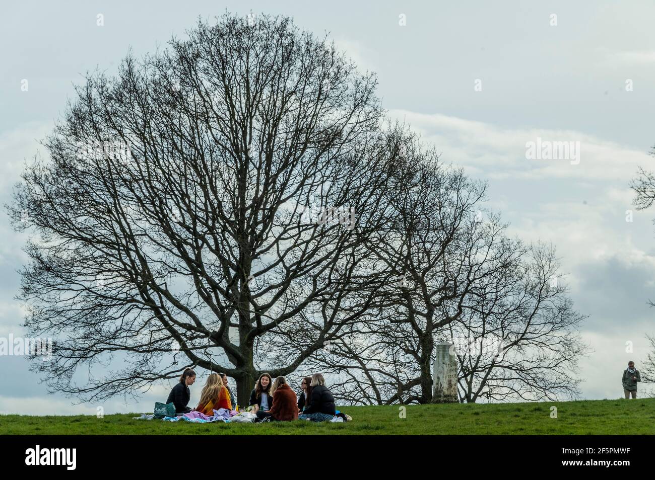 London, Großbritannien. März 2021, 27th. Die Menschen brechen bereits die 'Regel von 6' mit zwei Tagen, an denen nur noch eine andere Person außerhalb der Regel - hier in der Nähe des 'Stones der Redefreiheit' ein Treffpunkt versammelt ist. Schönes Wetter in Hampstead ermutigt Menschen, sich ein paar Tage vor der nächsten Etappe der Lockerung der Sperre 3 im Freien zu treffen. Kredit: Guy Bell/Alamy Live Nachrichten Stockfoto