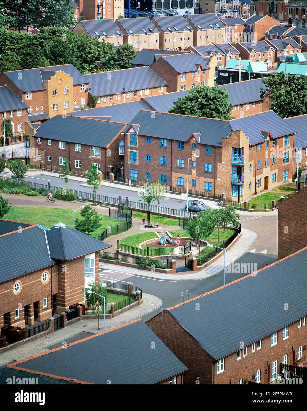 Neues Gehäuse und ein neuer Park (St Wilfred's) in Hulme, Manchester, fotografiert 2001. Ein Teil des Gebietes wurde früher von den Hulme-Halbmonden besetzt. Stockfoto