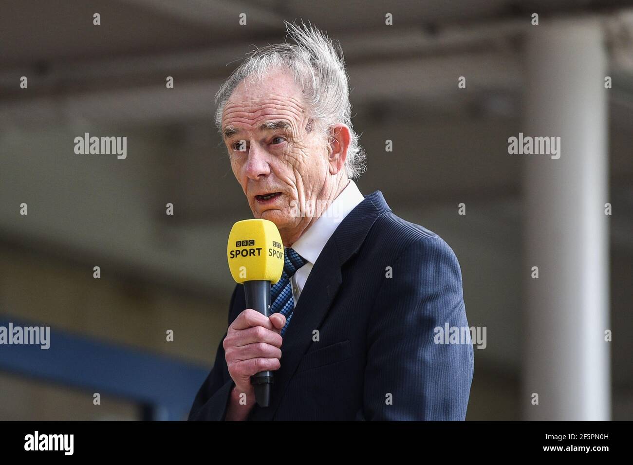 Leeds, England - 27th. März 2021 - Ken Davy Interim CEO der Super League Europe spricht vor der Rugby League Betfred Super League Runde 1 Wakefield Trinity vs Leeds Rhinos im Emerald Headingley Stadium, Leeds, UK Dean Williams/Alamy Live News Stockfoto