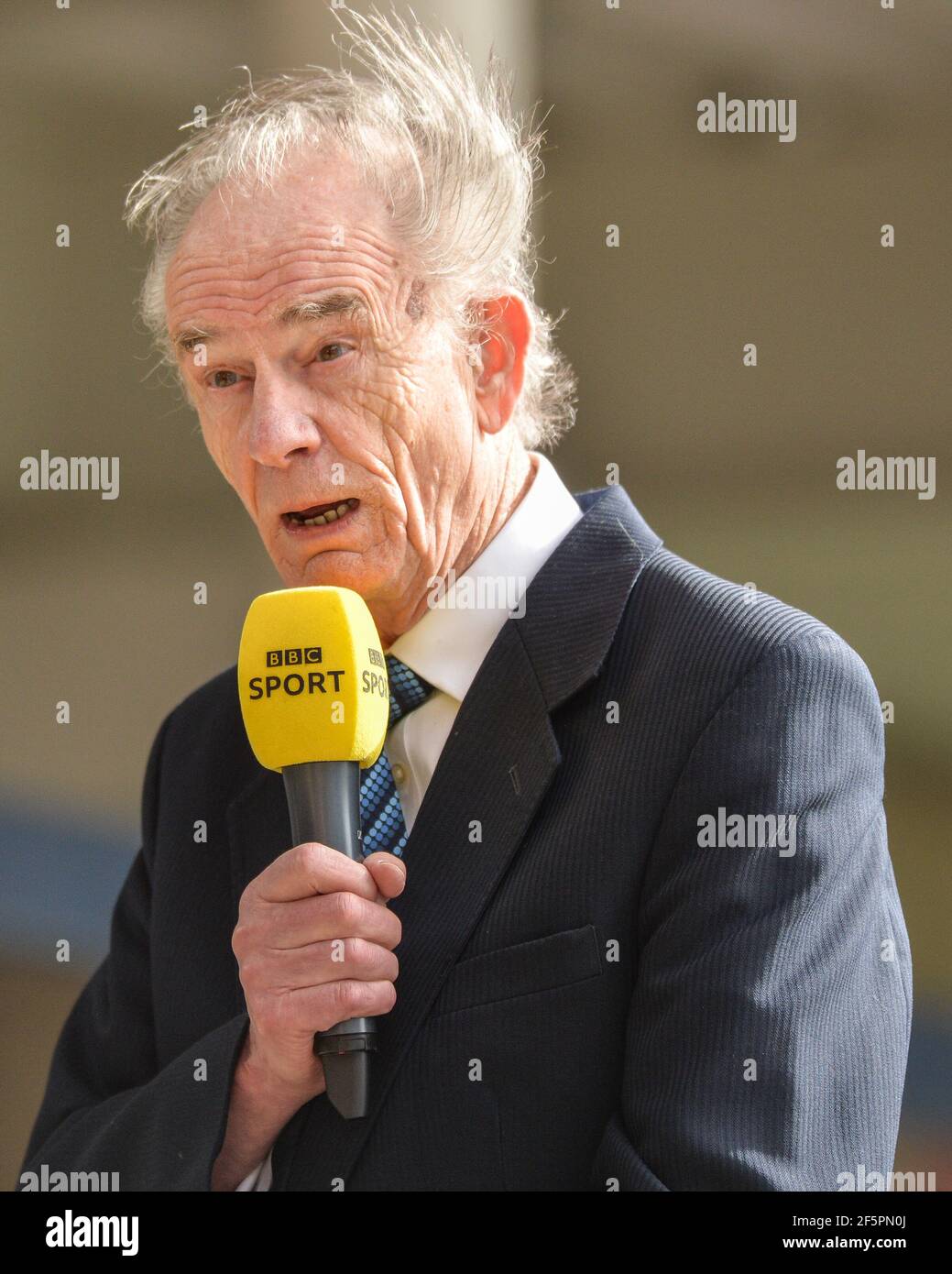 Leeds, England - 27th. März 2021 - Ken Davy Interim CEO der Super League Europe spricht vor der Rugby League Betfred Super League Runde 1 Wakefield Trinity vs Leeds Rhinos im Emerald Headingley Stadium, Leeds, UK Dean Williams/Alamy Live News Stockfoto