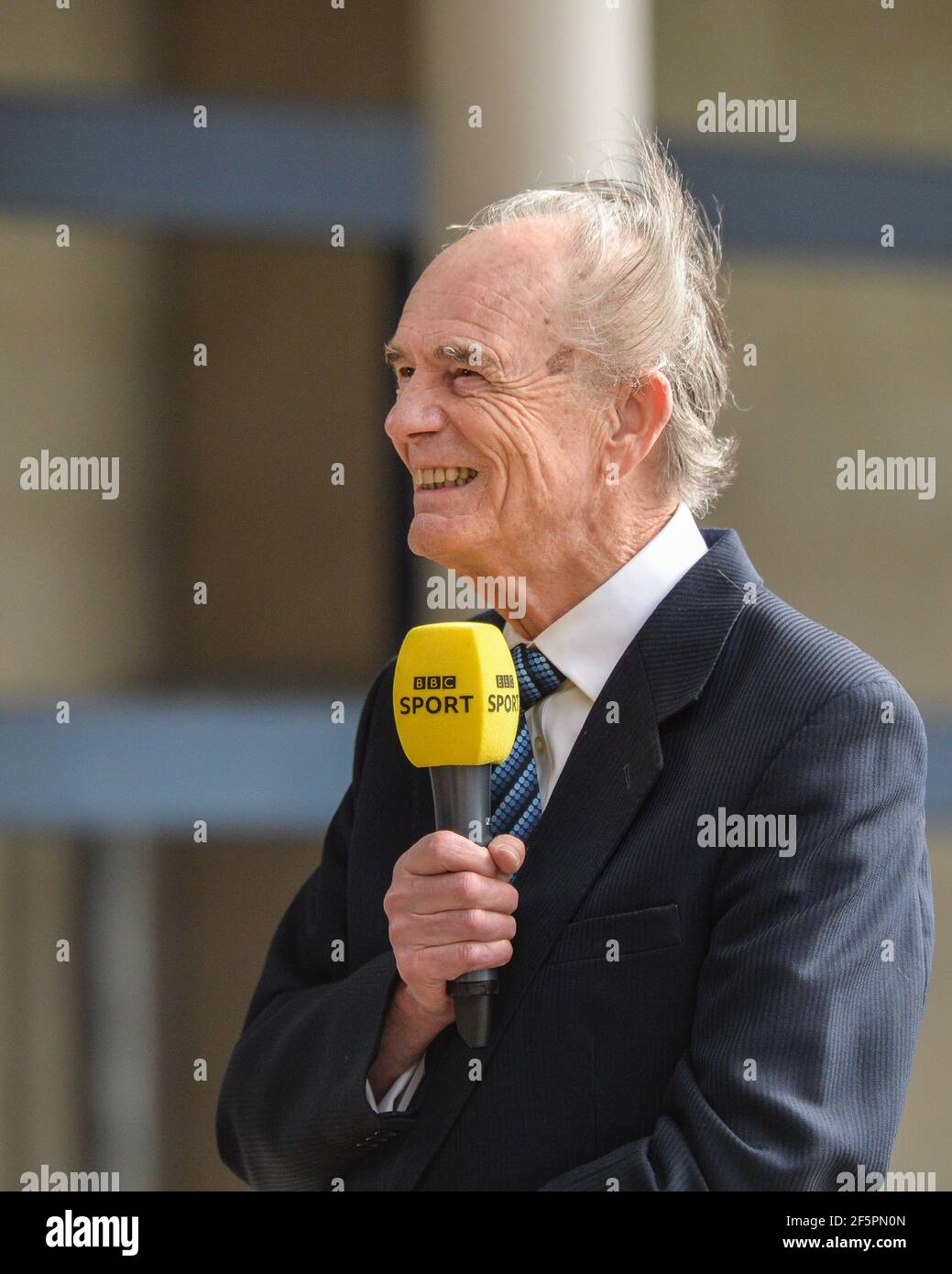 Leeds, England - 27th. März 2021 - Ken Davy Interim CEO der Super League Europe spricht vor der Rugby League Betfred Super League Runde 1 Wakefield Trinity vs Leeds Rhinos im Emerald Headingley Stadium, Leeds, UK Dean Williams/Alamy Live News Stockfoto