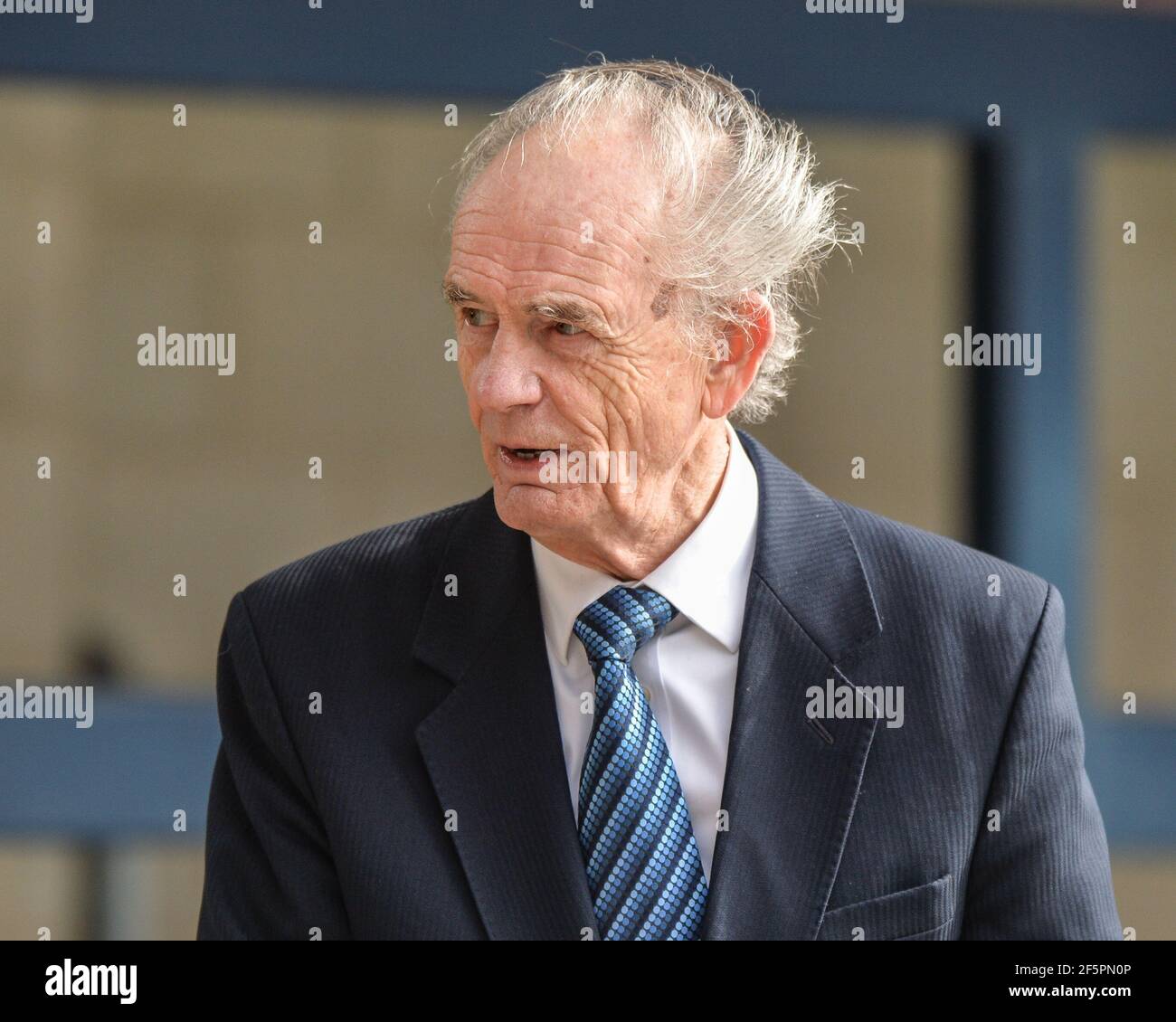 Leeds, England - 27th. März 2021 - Ken Davy Interim CEO der Super League Europe spricht vor der Rugby League Betfred Super League Runde 1 Wakefield Trinity vs Leeds Rhinos im Emerald Headingley Stadium, Leeds, UK Dean Williams/Alamy Live News Stockfoto