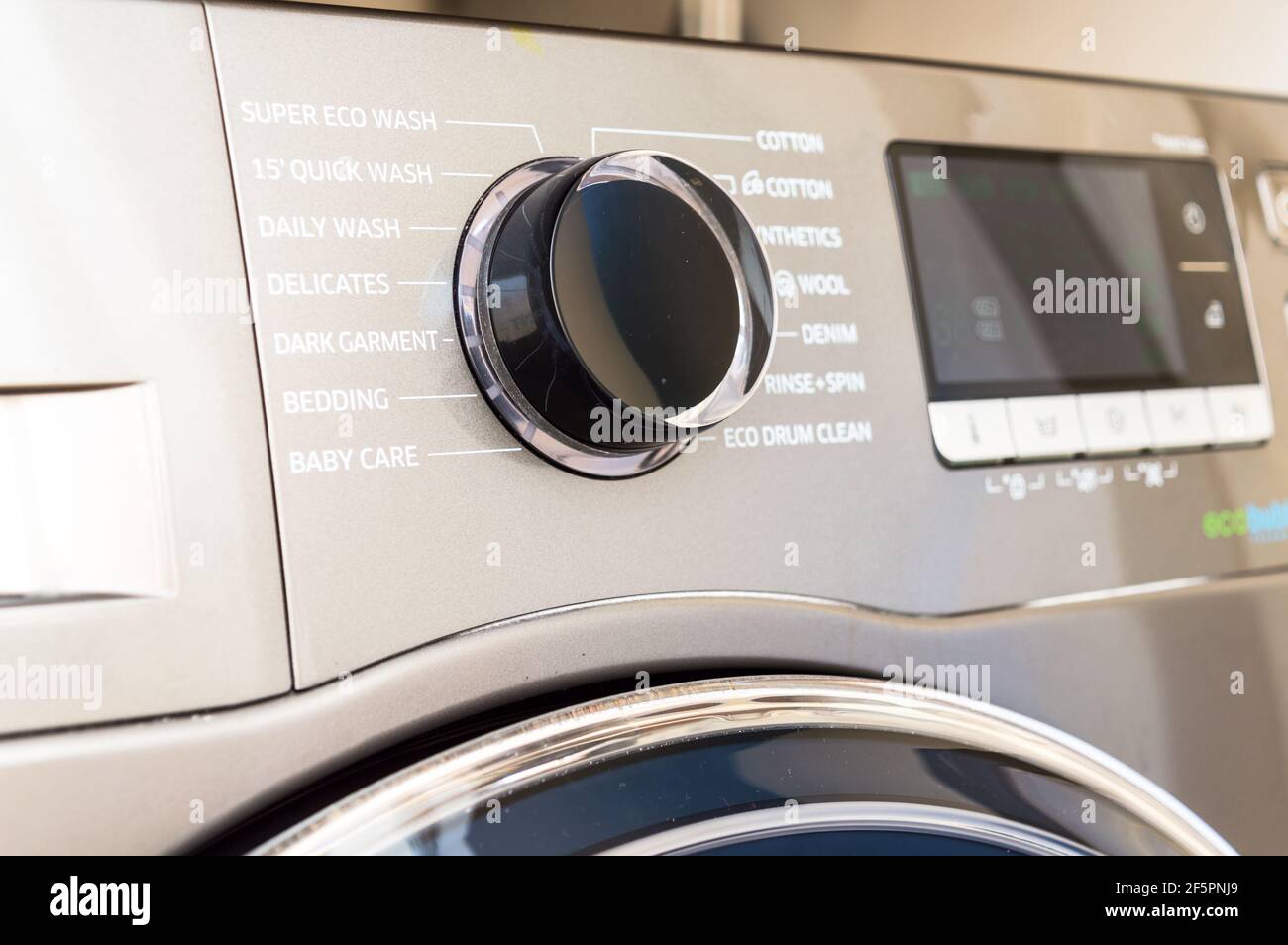 Bedienfeld für Waschmaschinen mit rundem Wahlrad und Tasten Stockfoto