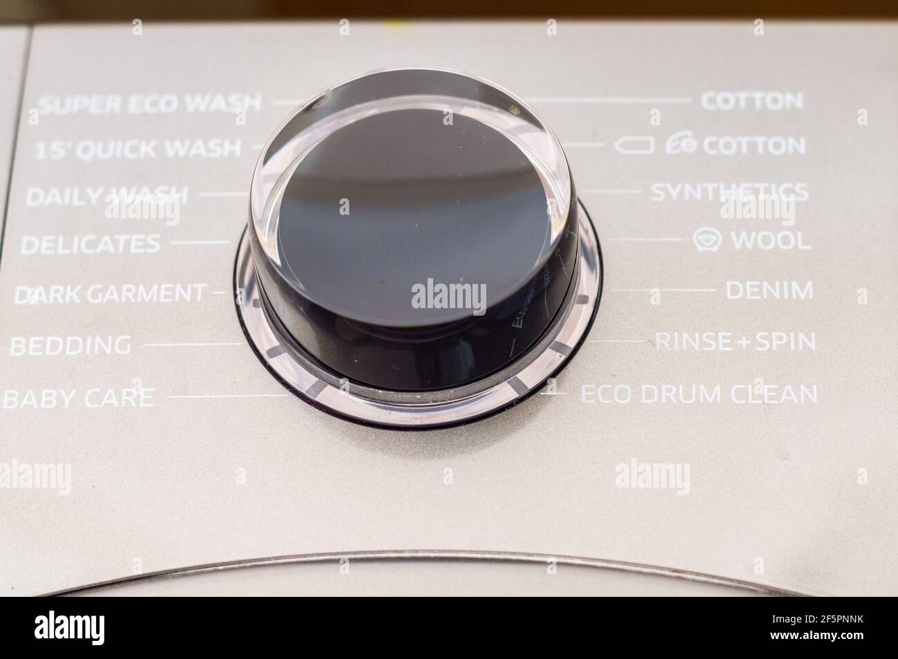 Bedienfeld für Waschmaschinen mit rundem Wahlrad und Tasten Stockfoto