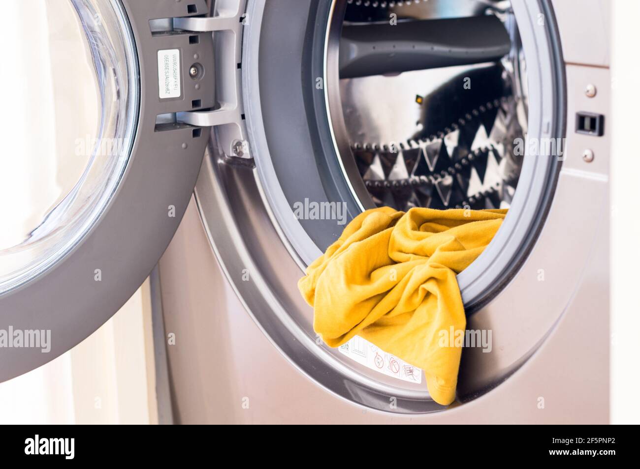 Kleidung in der Waschmaschine für die Wäsche zu Hause Stockfoto