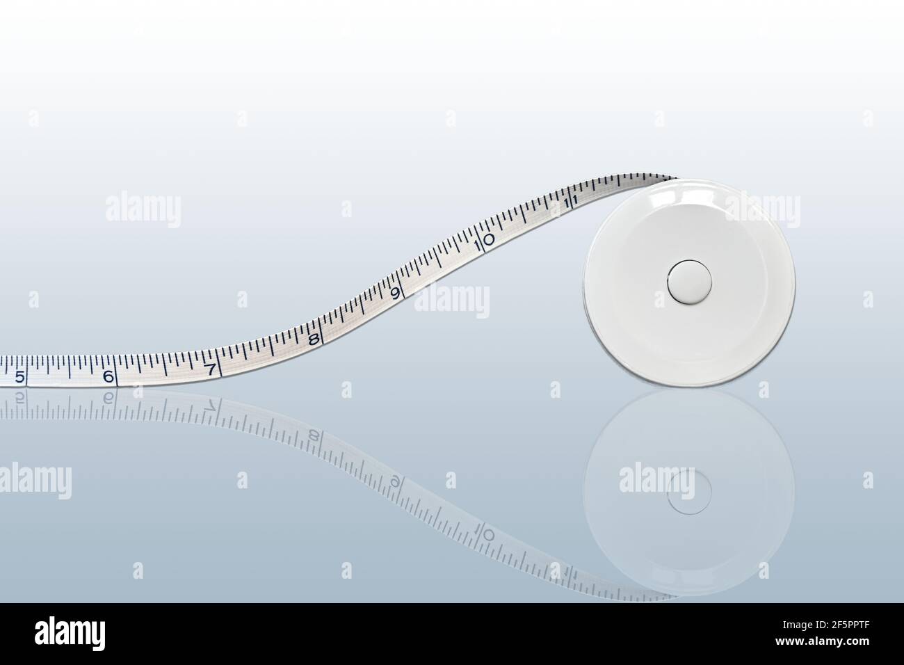 Selbsteinziehender, hochrollender Maßband. Weißes Maßband, flexibles Lineal. Stockfoto