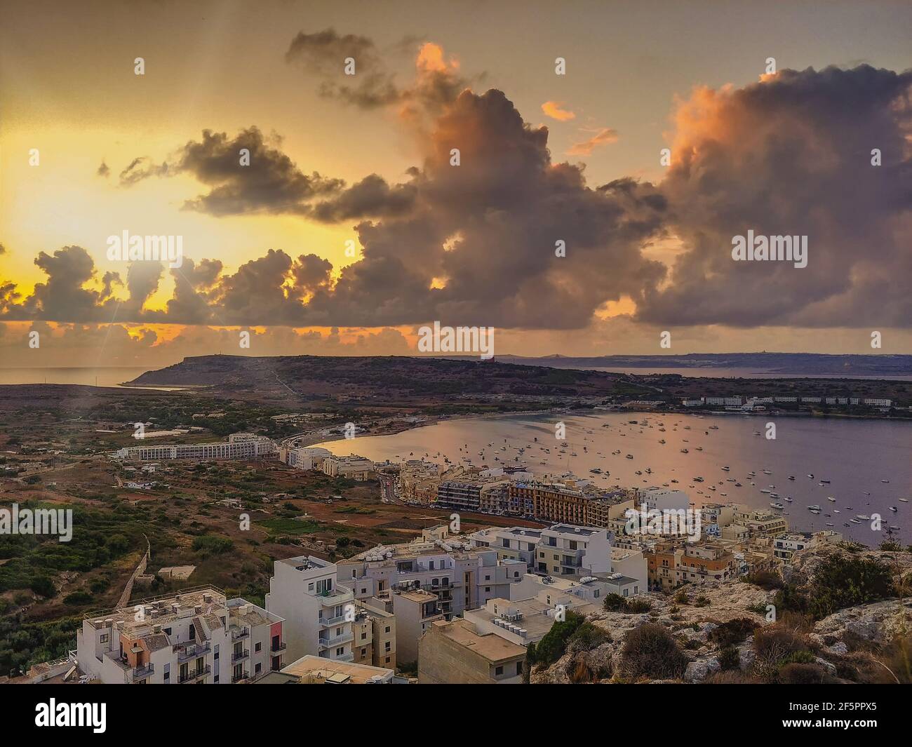 Blick von den Hügeln, wenn die Sonne untergeht Mellieha in Malta Stockfoto