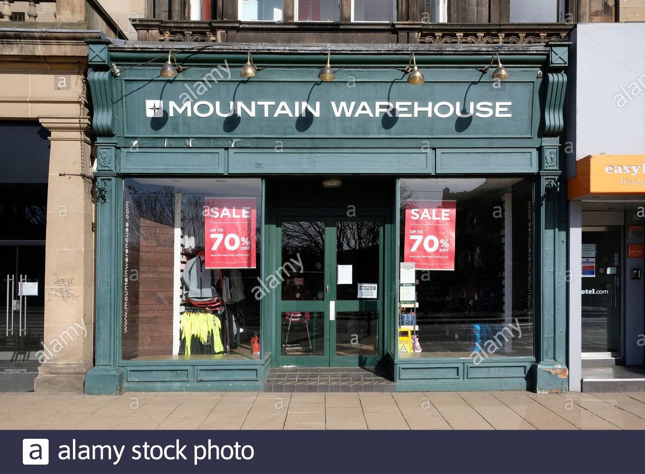 Mountain Warehouse, Schuhe- und Bekleidungshändler, geschlossen wegen der Covid-19 Coronavirus Lockdown Maßnahmen, Princes Street, Edinburgh Schottland Stockfoto