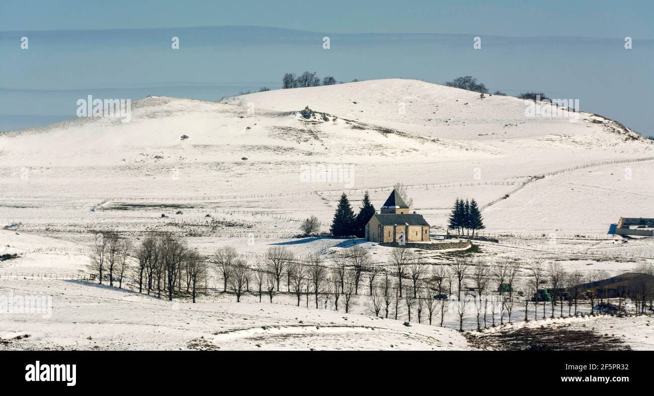Kirche Saint-Alyre-ès-Montagne im Winter, Puy de Dome Department, Cezallier Massiv, Auvergne-Rhone-Alpes, Frankreich Stockfoto