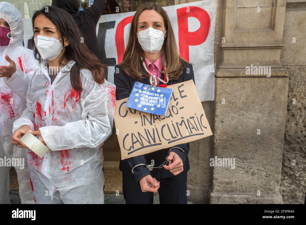 Barcelona, Katalonien, Spanien. März 2021, 27th. Die Demonstranten werden mit Handschellen und einem Banner mit der Aufschrift, Mitglied des Europäischen Parlaments, gesehen.die Vertreter von Animal Rebellion, einer internationalen Bewegung für den Kampf für ein nachhaltiges Ernährungssystem, Klimagerechtigkeit und Tierschutz, haben in Barcelona durchgeführt, Am Samstag, den 27. März, vor dem Sitz der Europäischen Union Kommission in Barcelona eine direkte Aktion gewaltfrei, um die Generaldirektion für Landwirtschaft und ländliche Entwicklung der Europäischen Kommission zu bitten, die aktuelle GAP zurückzuziehen (Bild: © Thiago Stockfoto