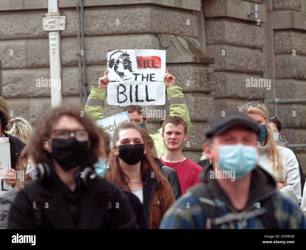 Falmouth, Cornwall, Großbritannien. März 2021, 27. Ein Kill the Bill Demonstration und Marsch mit mehreren hundert Demonstranten passiert auf dem Moor-Platz in Falmouth, Nachdem Redner beendet, ein märz 1,5 Meilen durch das Zentrum der Stadt zum Discovery Quay fand für weitere Reden. Der Protest gegen die Covid-Regeln wurde von Devon- und Cornwall-Offizieren aus der Ferne überwacht. Die vorgeschlagene Polizei, Kriminalität und Verurteilung und Gerichte Rechnung könnte ernsthafte Einschränkungen für Demonstranten, die als ernsthafte Störung verursachen. Falmouth. Cornwall, England, 27th. März 2021, Credit: Robert Taylor/Alamy Live Ne Stockfoto