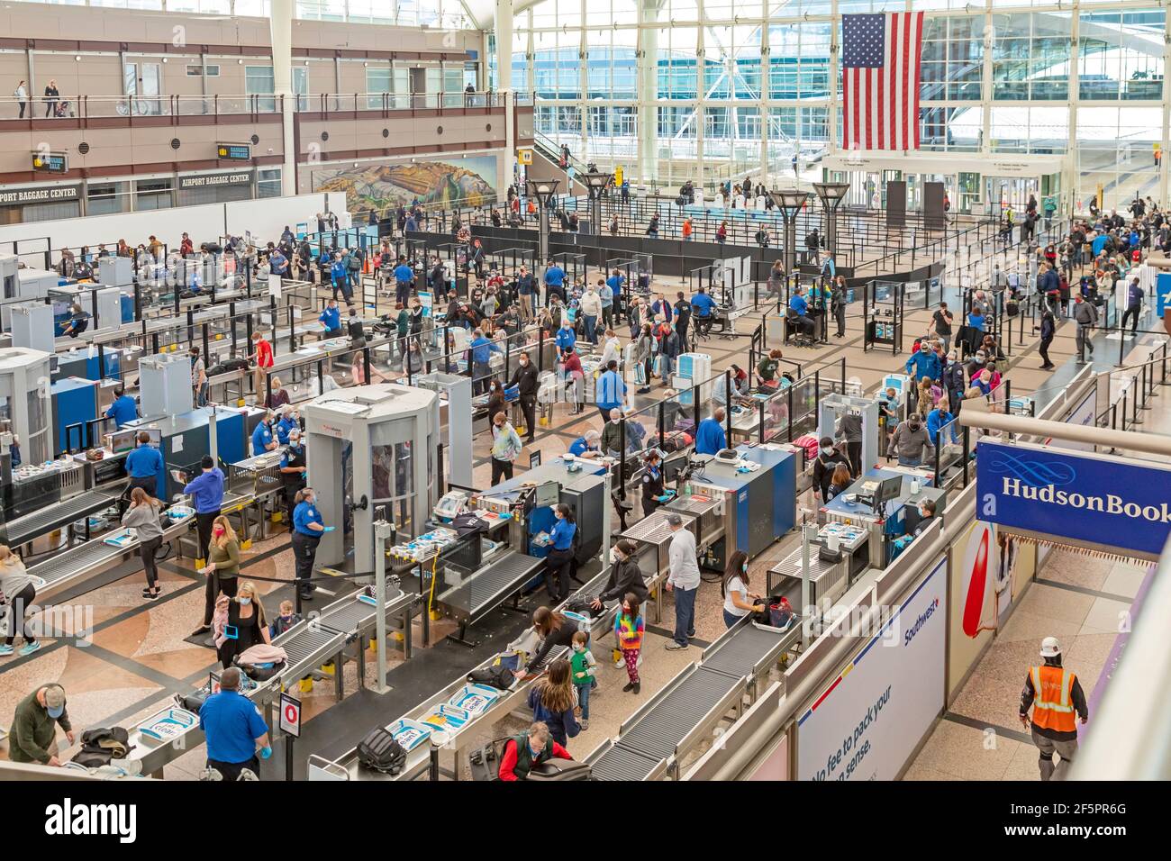 Denver, Colorado - Sicherheitskontrolle der Passagiere am Denver International Airport. Reisen hat mit Amerikaner 'Hoffnung, dass die Coronavirus pa erhöht Stockfoto