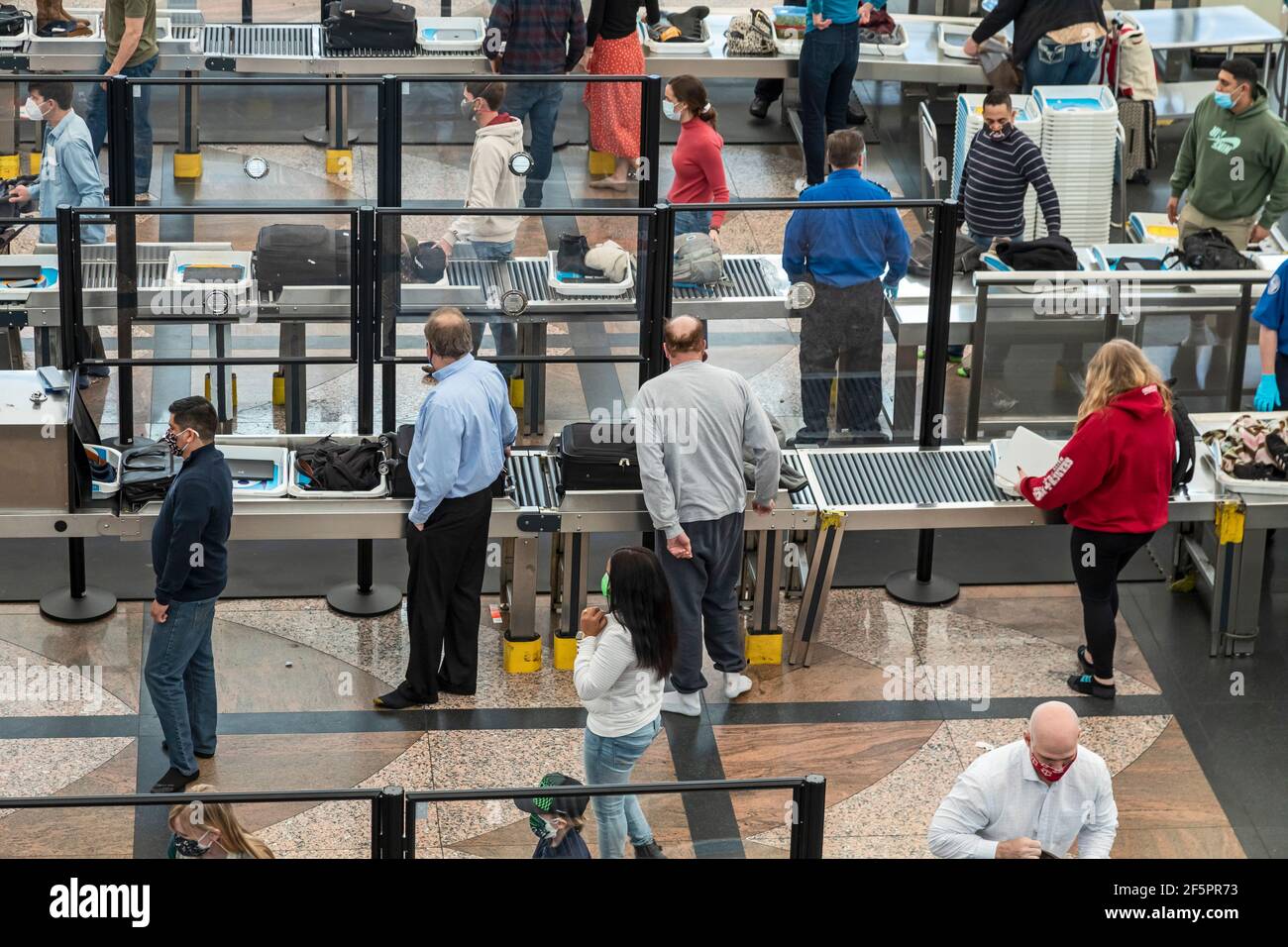 Denver, Colorado - Sicherheitskontrolle der Passagiere am Denver International Airport. Reisen hat mit Amerikaner 'Hoffnung, dass die Coronavirus pa erhöht Stockfoto