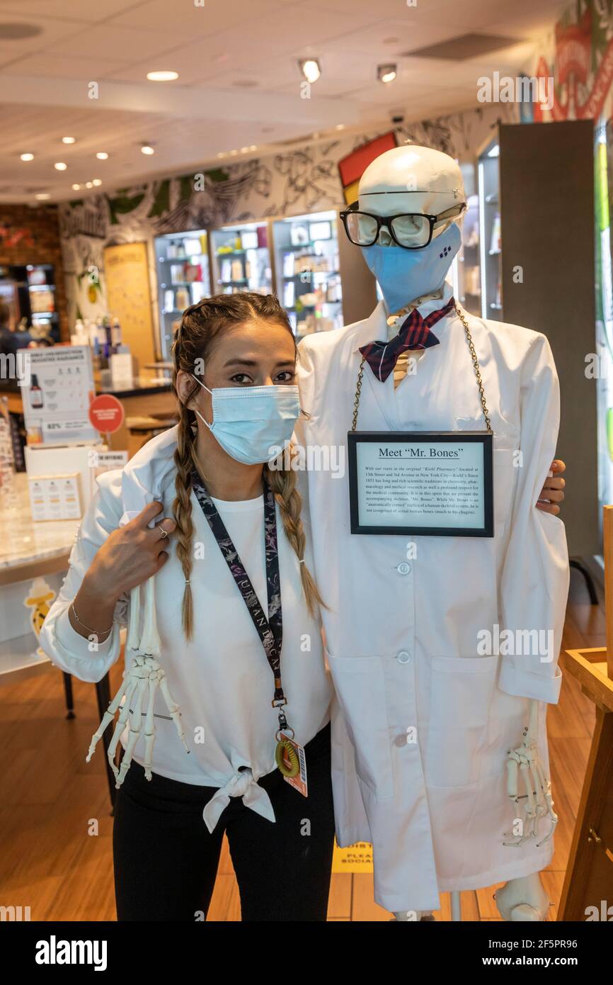 Denver, Colorado - EIN Arbeiter umarmt 'Mr. Bones' in Kiehl's Hautpflege- und Schönheitssalon im Denver International Airport. Stockfoto