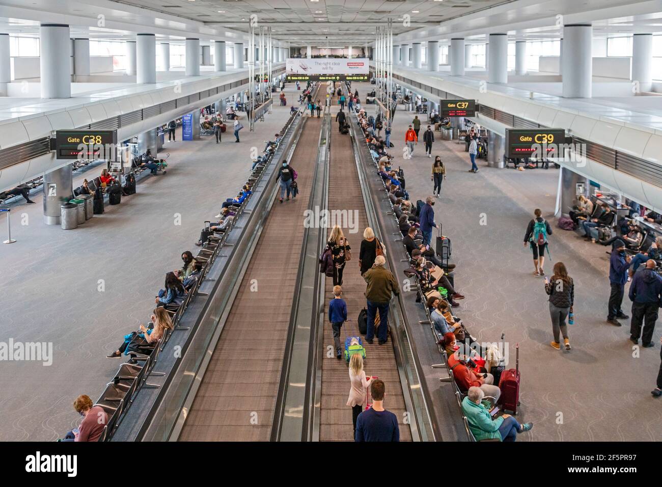 Denver, Colorado - Passagiere warten auf ihre Flugzeuge am Denver International Airport. Reisen hat mit Amerikaner 'Hoffnung, dass die Coronavirus pa erhöht Stockfoto