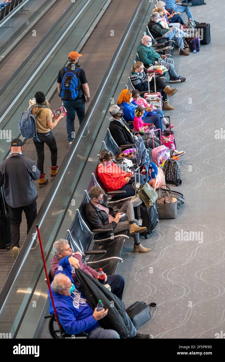 Denver, Colorado - Passagiere warten auf ihre Flugzeuge am Denver International Airport. Reisen hat mit Amerikaner 'Hoffnung, dass die Coronavirus pa erhöht Stockfoto