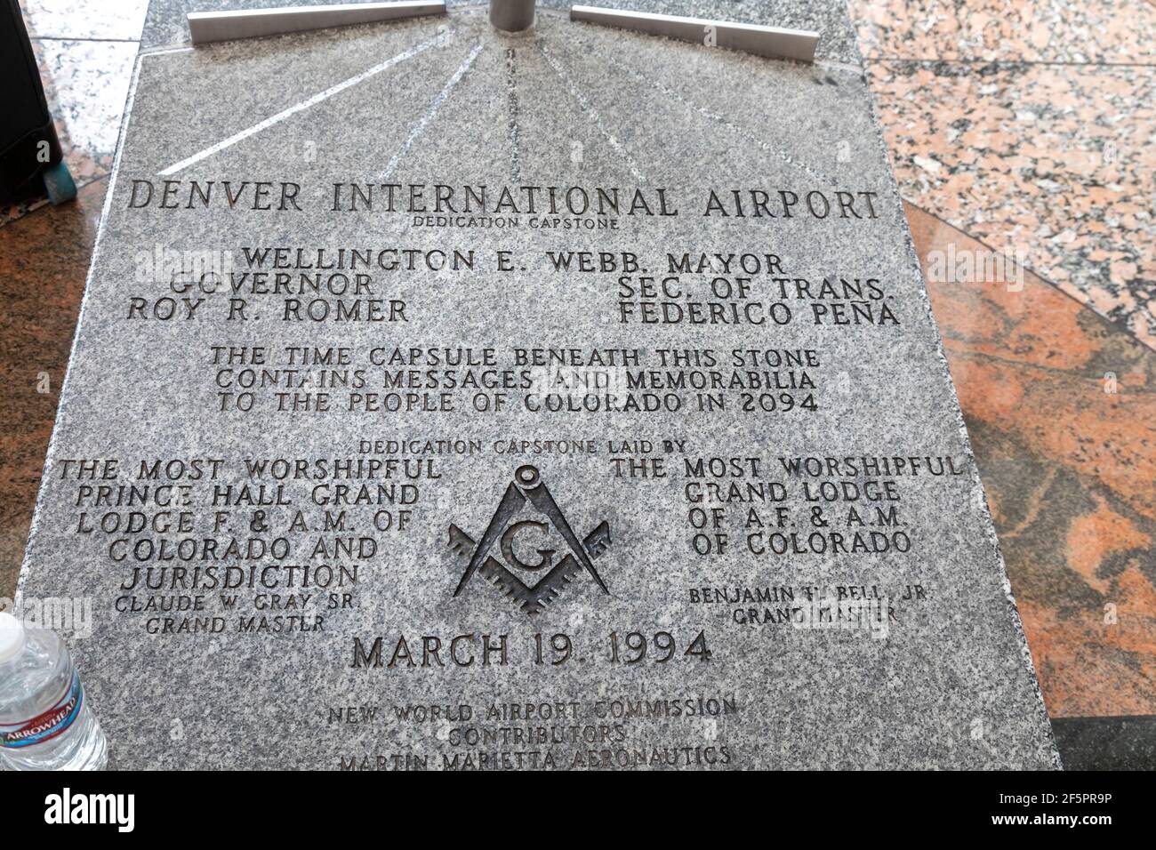 Denver, Colorado - EINE Zeitkapsel, die während des Baus des Denver International Airport im Jahr 1994 begraben wurde. Stockfoto