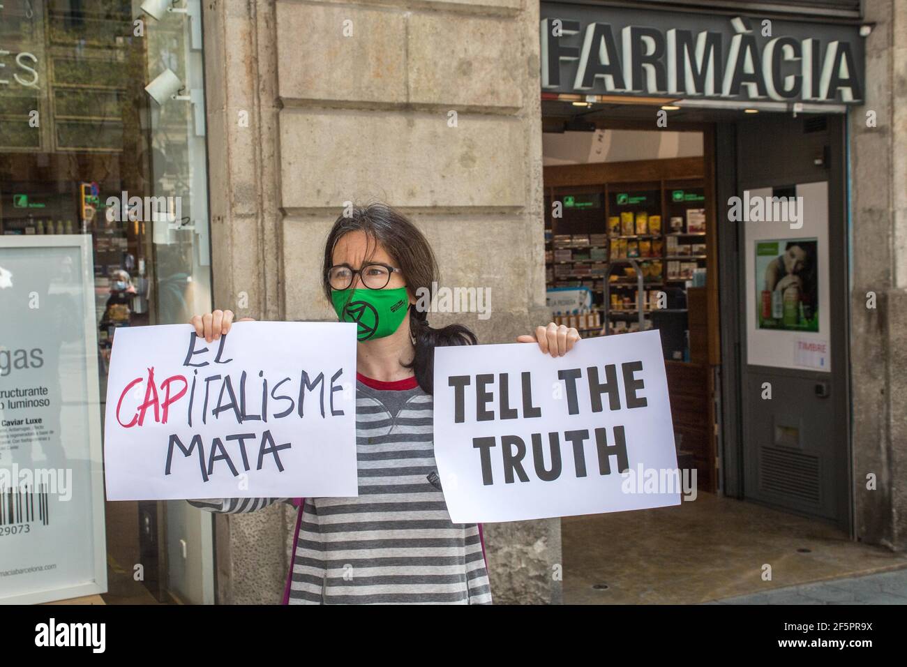 Barcelona, Katalonien, Spanien. März 2021, 27th. Die Vertreter von Animal Rebellion, einer internationalen Bewegung für den Kampf für ein nachhaltiges Ernährungssystem, Klimagerechtigkeit und Tierschutz, haben in Barcelona die Protestierenden mit Plakaten gesehen, die sagen, dass der Kapitalismus tötet und die Wahrheit sagt. Am Samstag, den 27. März, vor dem Sitz der Europäischen Union Kommission in Barcelona eine direkte Aktion gewaltfrei, um die Generaldirektion für Landwirtschaft und ländliche Entwicklung der Europäischen Kommission zu bitten, die aktuelle GAP zurückzuziehen (Bild: © Thiago Prudencio/DAX via ZUMA Stockfoto