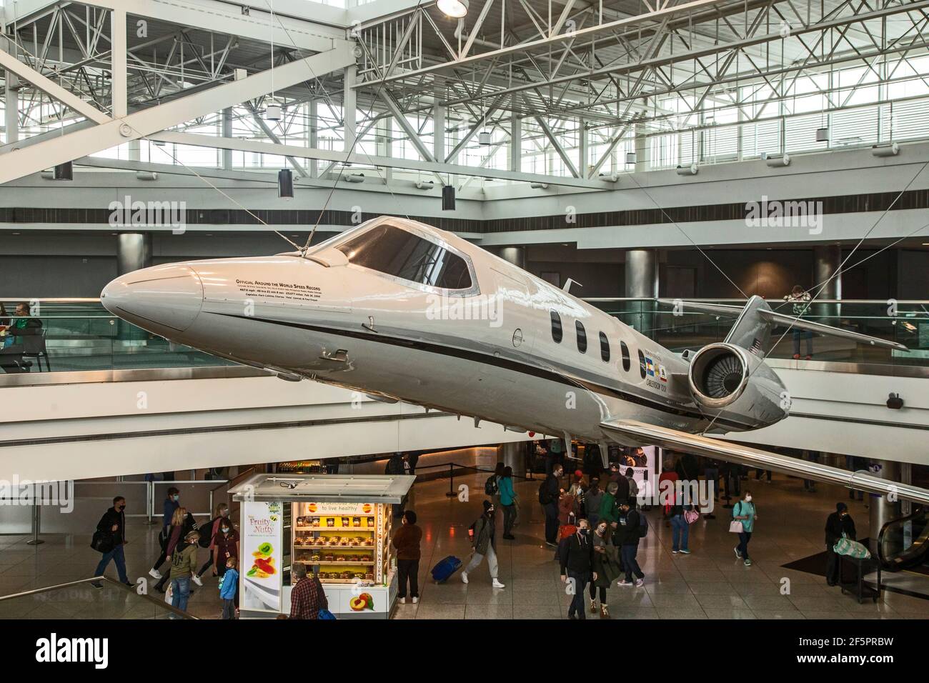 Denver, Colorado - EIN Learjet 35 auf dem Display in Concourse C am Denver International Airport. Das Flugzeug brach 199 den Weltrekord Stockfoto