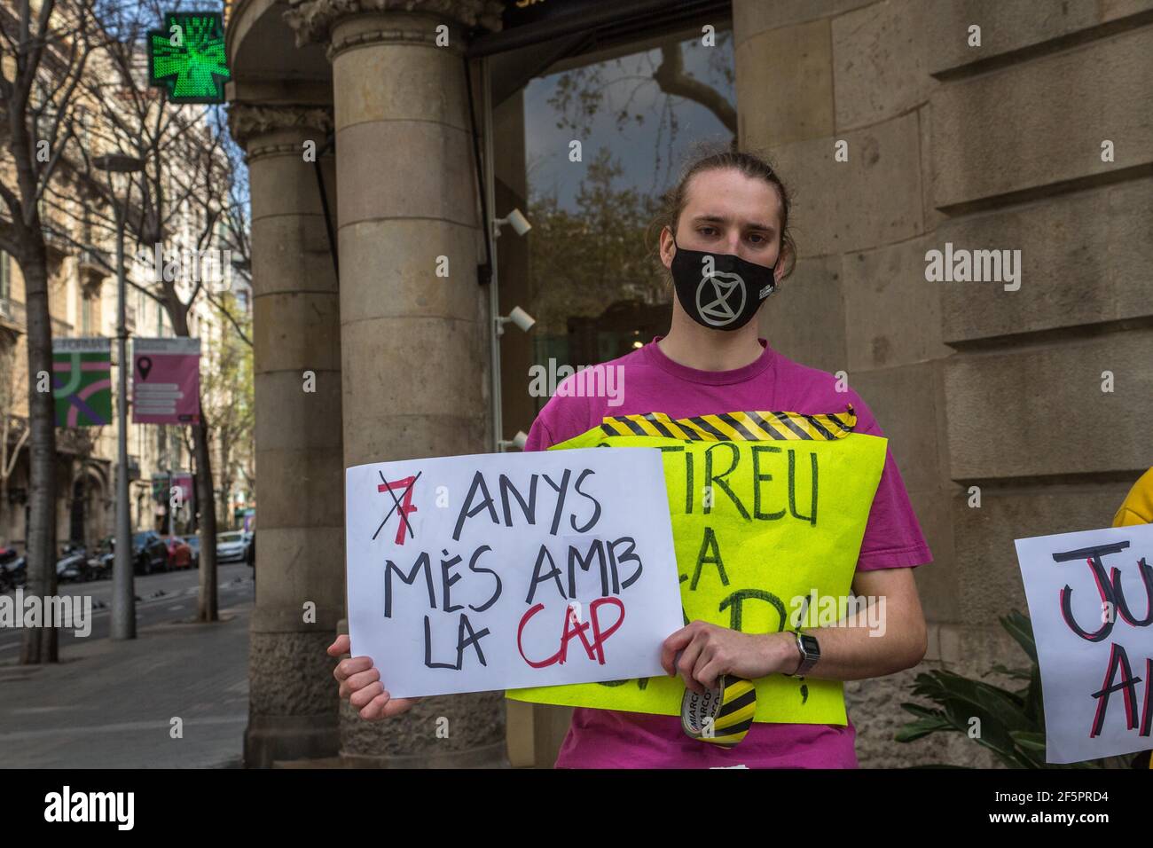 Barcelona, Katalonien, Spanien. März 2021, 27th. Der Protestler wird mit einem Banner gesehen, das sagt, 7 weitere Jahre mit der PAC (Gemeinsame Agrarpolitik).die Vertreter von Animal Rebellion, einer internationalen Bewegung für den Kampf für ein nachhaltiges Ernährungssystem, Klimagerechtigkeit und Tierschutz, haben in Barcelona durchgeführt, Am Samstag, den 27. März, vor dem Sitz der Europäischen Union Kommission in Barcelona eine direkte Aktion gewaltfrei, um die Generaldirektion für Landwirtschaft und ländliche Entwicklung der Europäischen Kommission zu bitten, die aktuelle GAP zurückzuziehen (Bild: © Thiago Prude Stockfoto