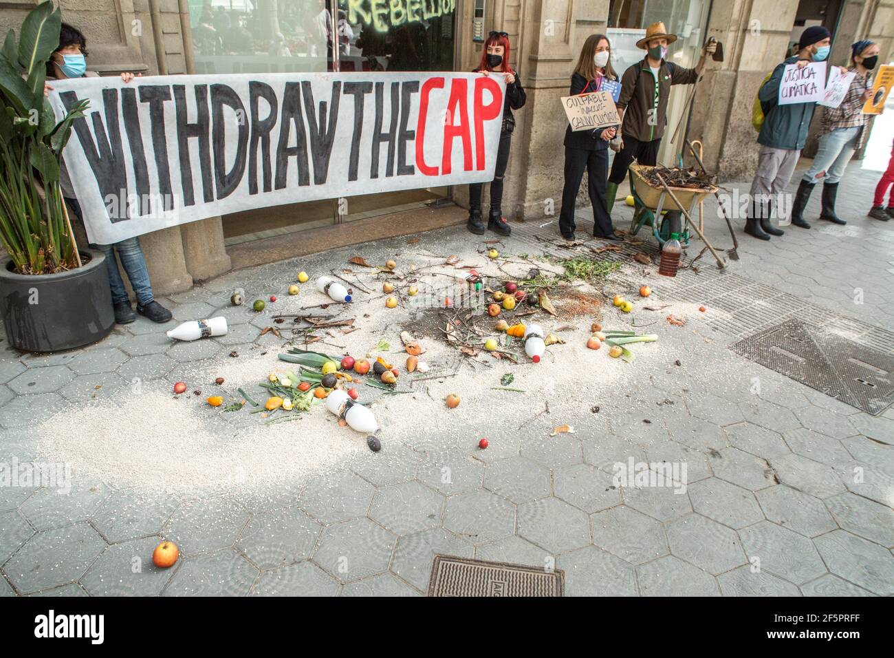 27. März 2021, Barcelona, Katalonien, Spanien: Die Demonstranten vor dem Hauptquartier der Europäischen Union Kommission sind mit Überresten von Früchten und Hülsenfrüchten allein und einem Banner mit der Aufschrift, zurückziehen die GAP (Gemeinsame Agrarpolitik) gesehen. Eine internationale Bewegung für den Kampf für ein nachhaltiges Ernährungssystem, Klimagerechtigkeit und Tierschutz hat am Samstag, den 27. März, vor dem Sitz der Europäischen Union Kommission in Barcelona eine direkte Aktion gewaltfrei durchgeführt, um die Generaldirektion Landwirtschaft und Rura zu bitten Stockfoto 27. März 2021, Barcelona, Katalonien, Spanien: Die Demonstranten vor dem Hauptquartier der Europäischen Union Kommission sind mit Überresten von Früchten und Hülsenfrüchten allein und einem Banner mit der Aufschrift, zurückziehen die GAP (Gemeinsame Agrarpolitik) gesehen. Eine internationale Bewegung für den Kampf für ein nachhaltiges Ernährungssystem, Klimagerechtigkeit und Tierschutz hat am Samstag, den 27. März, vor dem Sitz der Europäischen Union Kommission in Barcelona eine direkte Aktion gewaltfrei durchgeführt, um die Generaldirektion Landwirtschaft und Rura zu bitten Stockfoto