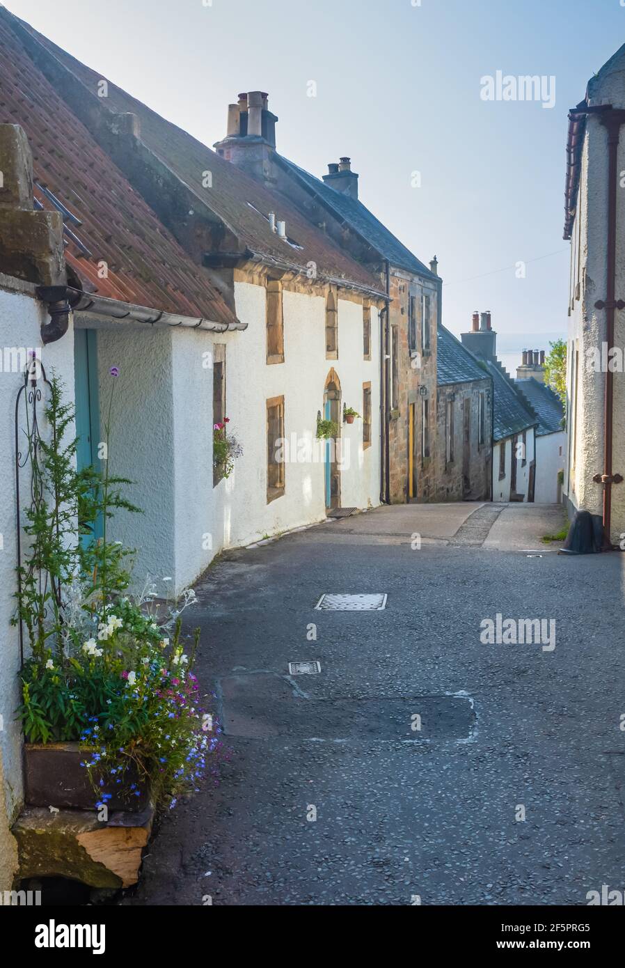 Malerische enge verwinkelte Straße von Reihenhäusern in EINEM kleinen Küstendorf In Schottland Stockfoto