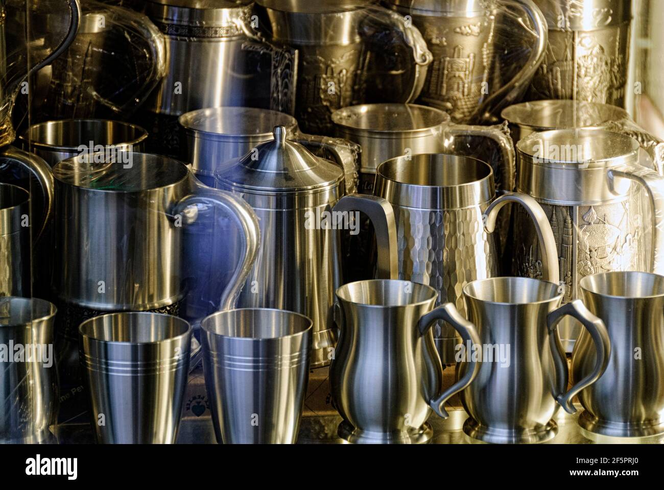 Nahaufnahme einer großen Gruppe von Zinnbechern, Kännchen, Tankards und Tassen Stockfoto