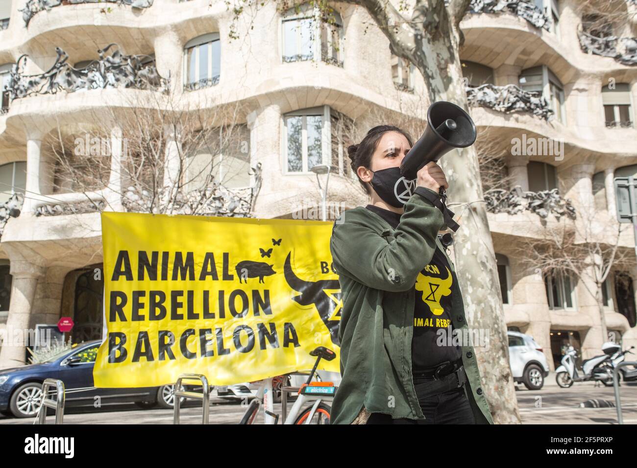 27. März 2021, Barcelona, Katalonien, Spanien: Der Protestierende wird durch Lautsprecher vor einem Banner mit der Aufschrift Animal Rebellion Barcelona gesprochen.die Vertreter von Animal Rebellion, einer internationalen Bewegung für den Kampf für ein nachhaltiges Ernährungssystem, Klimagerechtigkeit und Tierschutz, haben in Barcelona durchgeführt. An diesem Samstag, 27. März, vor dem Sitz der Europäischen Union Kommission in Barcelona eine direkte Aktion gewaltfrei, um die Generaldirektion für Landwirtschaft und ländliche Entwicklung der Europäischen Kommission zu bitten, die aktuelle GAP zurückzuziehen (Bild: © Stockfoto