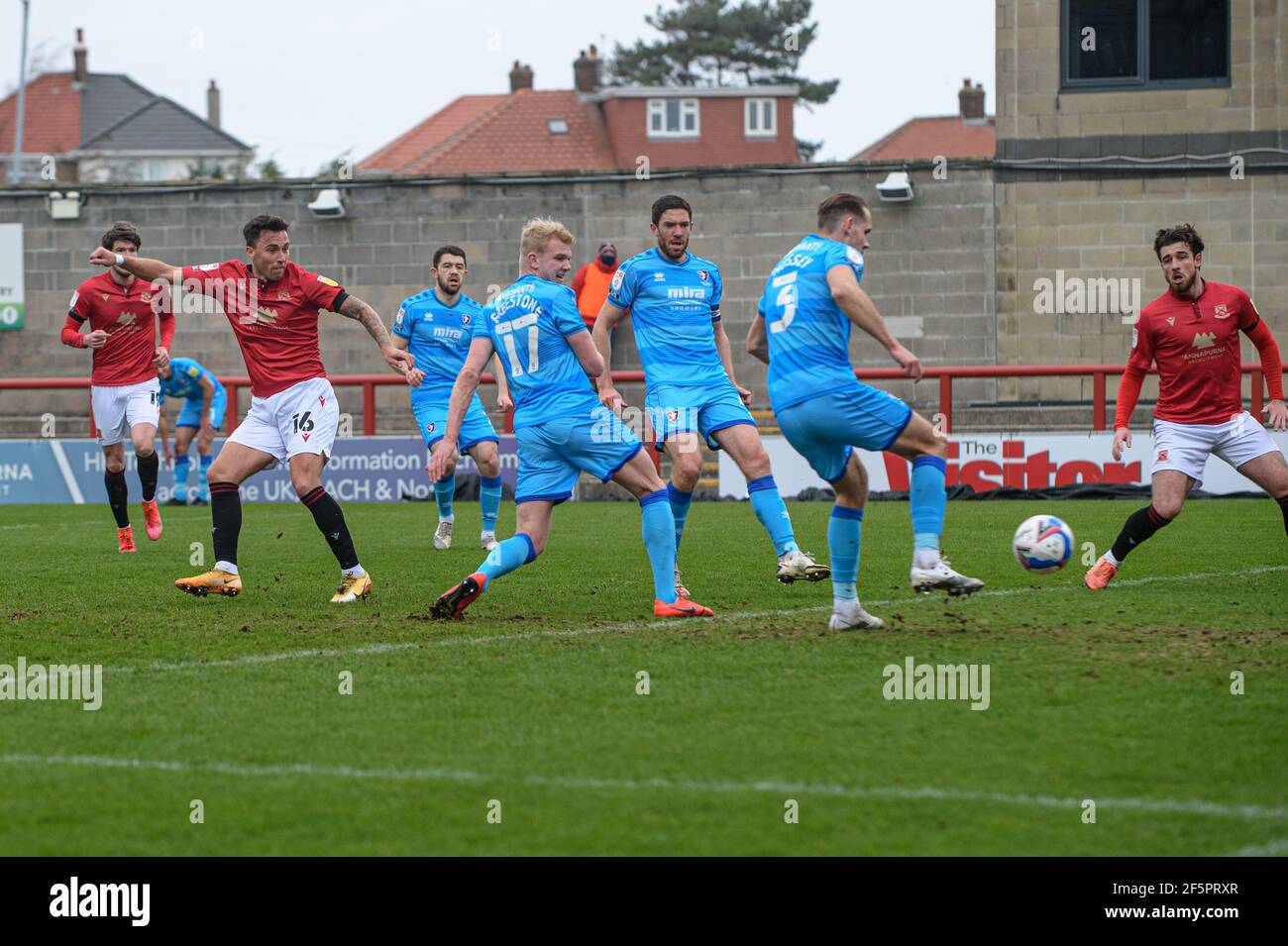 MORECAMBE, GROSSBRITANNIEN. 27th. MÄRZ: John O'Sullivan vom Morecambe FC schießt, um den Ball ins Netz zu bringen, nur um während des Sky Bet League 2-Spiels zwischen Morecambe und Cheltenham Town in der Globe Arena, Morecambe am Samstag, 27th. März 2021, im Offside-Spiel entschieden zu werden. (Kredit: Ian Charles, MI News) Kredit: MI Nachrichten & Sport /Alamy Live Nachrichten Stockfoto