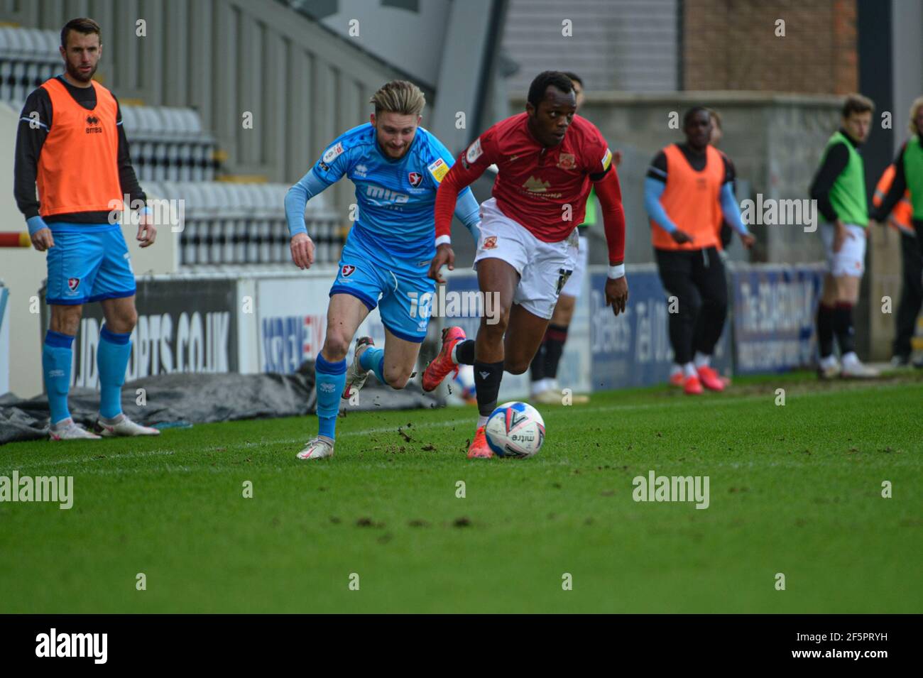 MORECAMBE, GROSSBRITANNIEN. 27th. MÄRZ: Carlos Mendes Gomes vom FC Morecambe unter dem Druck von Alfie May aus Cheltenham Town während des Sky Bet League 2 Spiels zwischen Morecambe und Cheltenham Town in der Globe Arena, Morecambe am Samstag, 27th. März 2021. (Kredit: Ian Charles, MI News) Kredit: MI Nachrichten & Sport /Alamy Live Nachrichten Stockfoto