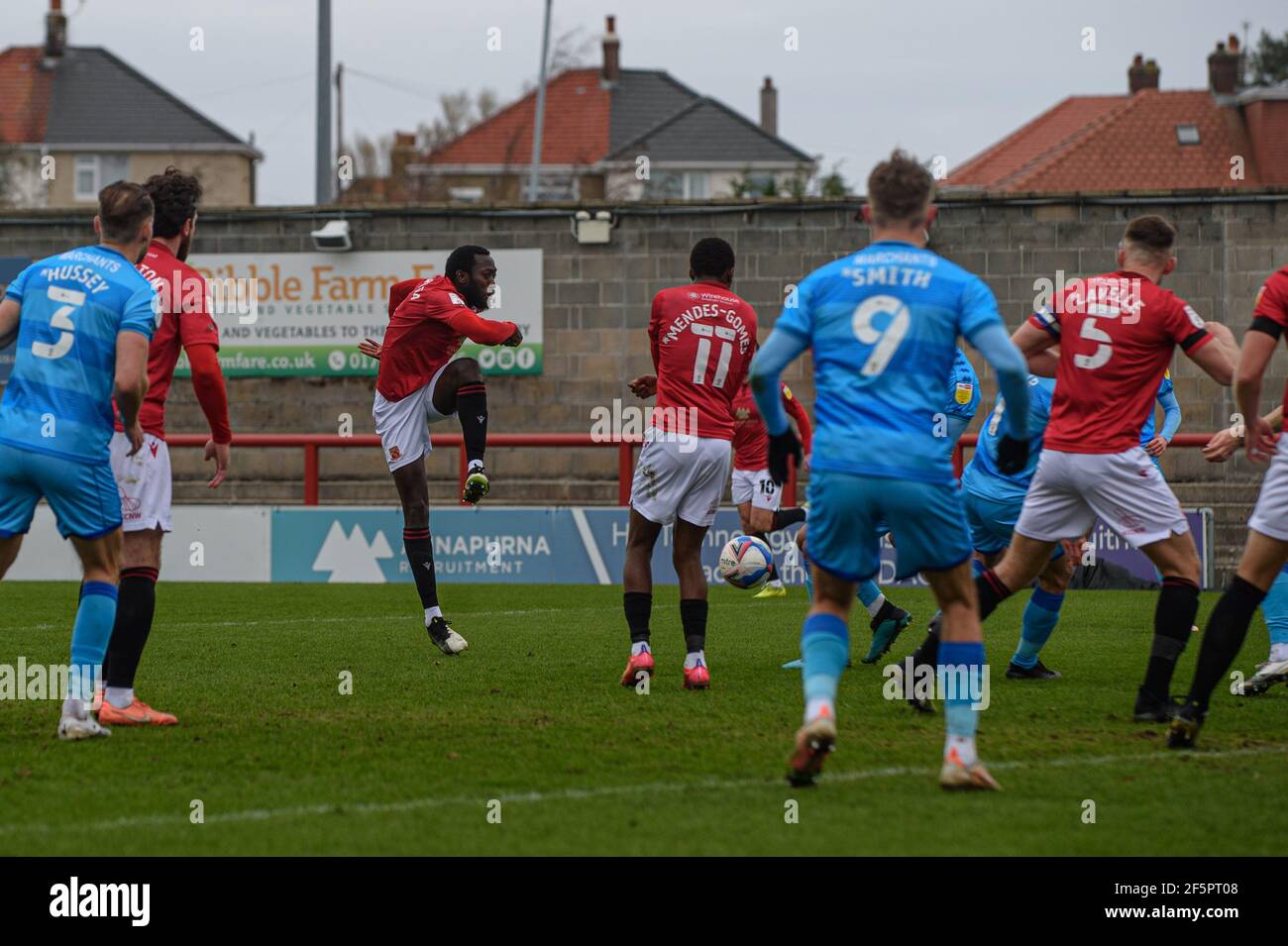 MORECAMBE, GROSSBRITANNIEN. MÄRZ 27th: Toumani Diagouraga von Morecambe FC versucht einen Schuss während des Sky Bet League 2-Spiels zwischen Morecambe und Cheltenham Town in der Globe Arena, Morecambe am Samstag, 27th. März 2021. (Kredit: Ian Charles, MI News) Kredit: MI Nachrichten & Sport /Alamy Live Nachrichten Stockfoto