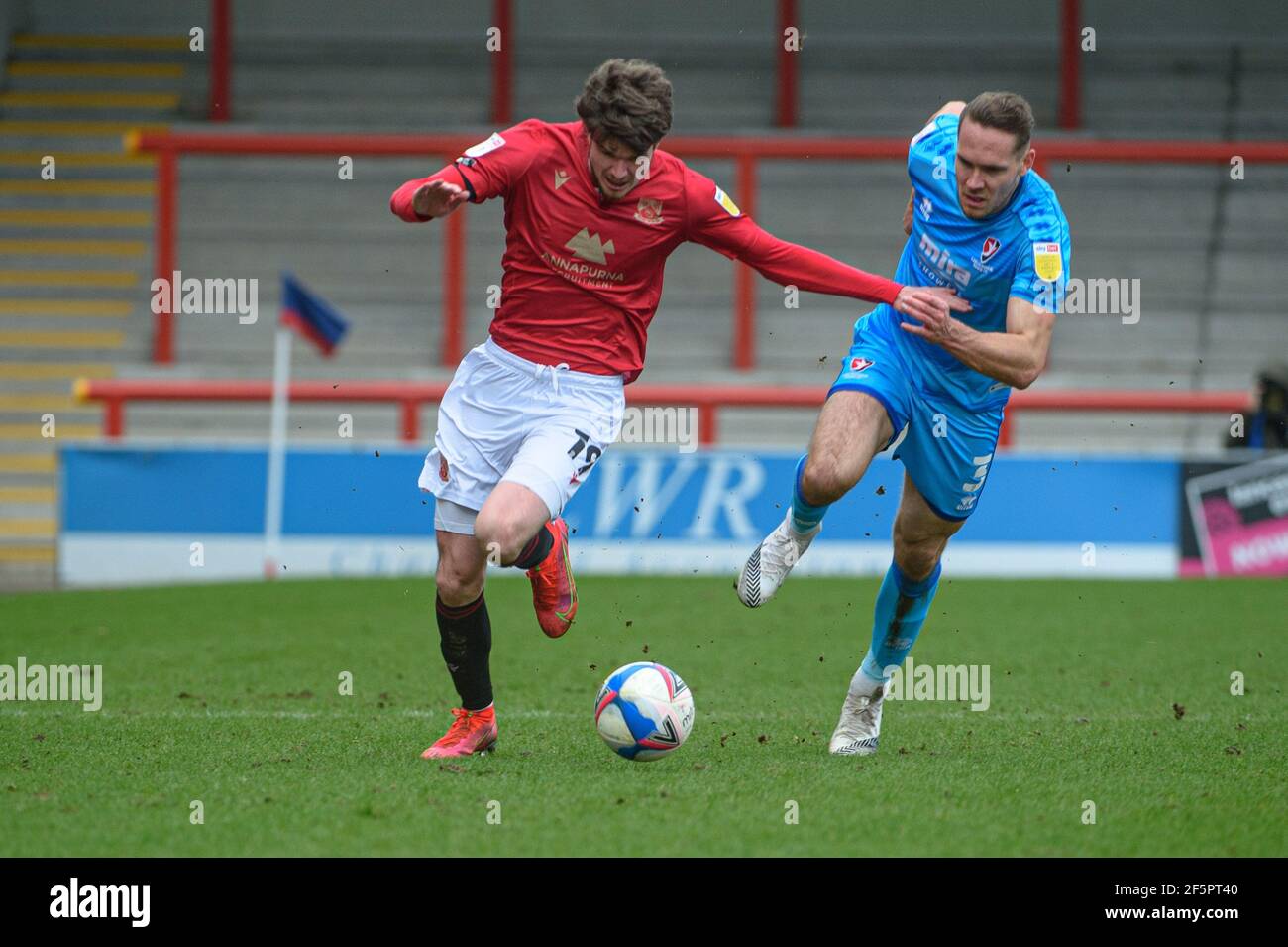 MORECAMBE, GROSSBRITANNIEN. MÄRZ 27th: Liam McAlinden vom Morecambe FC unter dem Druck von Chris Hussey von Cheltenham Town während des Sky Bet League 2-Spiels zwischen Morecambe und Cheltenham Town in der Globe Arena, Morecambe am Samstag, 27th. März 2021. (Kredit: Ian Charles, MI News) Kredit: MI Nachrichten & Sport /Alamy Live Nachrichten Stockfoto