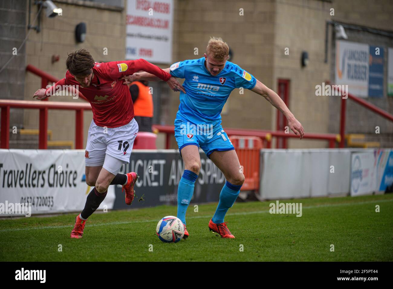 MORECAMBE, GROSSBRITANNIEN. MÄRZ 27th: Liam McAlinden vom Morecambe FC und Lewis Freestone von Cheltenham Town verwickeln sich während des Sky Bet League 2-Spiels zwischen Morecambe und Cheltenham Town in der Globe Arena, Morecambe am Samstag, 27th. März 2021. (Kredit: Ian Charles, MI News) Kredit: MI Nachrichten & Sport /Alamy Live Nachrichten Stockfoto